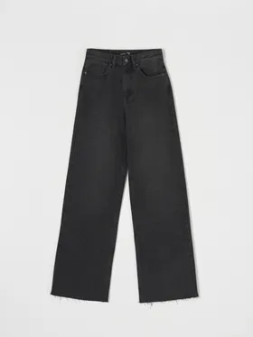 Spodnie jeansowe z szerokimi nogawkami, uszyte z bawełny z dodatkiem delikatnej dla skóry wiskozy. - czarny