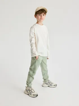 Dresowe spodnie typu jogger, wykonane z przyjemnej w dotyku, bawełnianej dzianiny. - jasnozielony