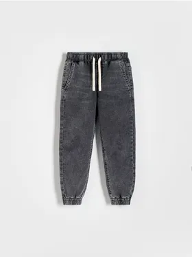 Jeansy typu jogger, wykonane z miękkiego denimu z dodatkiem elastycznych włókien. - jasnoszary