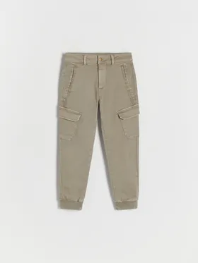 Spodnie typu jogger cargo, wykonane z bawełnianej tkaniny z dodatkiem elastycznych włókien. - oliwkowy
