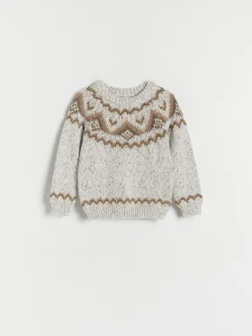 Sweter o prostym fasonie, wykonany z grubszej dzianiny z bawełną. - jasnoszary