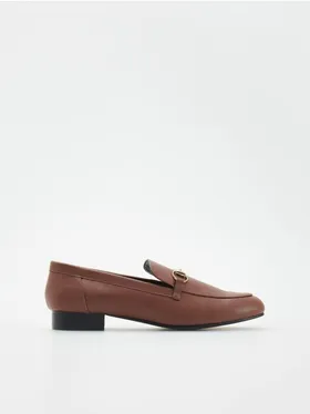 Buty typu loafers, wykonane z imitacji skóry. - brązowy