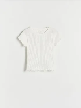 T-shirt o prostym fasonie, wykonany z bawełny z dodatkiem elastycznych włókien. - złamana biel