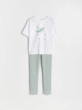 Piżama składająca się z t-shirtu i spodni, wykonana z bawełnianej dzianiny. - biały