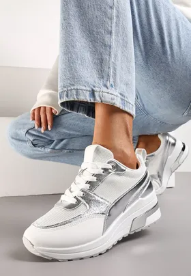 Białe Sneakersy na Niewysokim Koturnie z Metalicznymi Naszywkami Swerdia