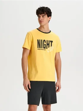 Dwuczęściowa piżama z nadrukiem na koszulce wykonana z bawełny. - żółty