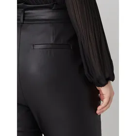 Vero Moda Curve Spodnie typu paperbag PLUS SIZE z imitacji skóry model ‘Mr. Loose’