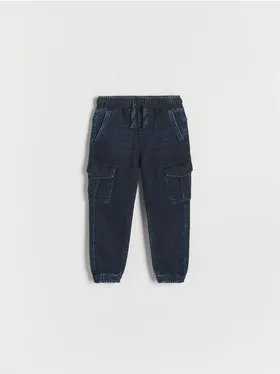 Jeansy typu jogger, wykonane z bardzo miękkiego denimu z dodatkiem elastycznych włókien. - granatowy