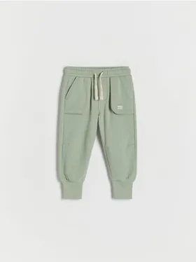 Dresowe spodnie typu jogger, wykonane z gładkiej, bawełnianej dzianiny. - jasnozielony
