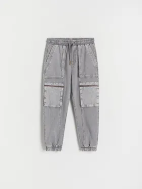 Spodnie typu jogger wykonane z miękkiej, bawełnianej dzianiny. - jasnoszary