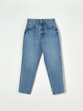 Spodnie jeansowe o kroju boyfriend uszyte z bawełnianej tkaniny. - niebieski