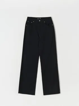 Wygodne spodnie jeansowe wykonane z bawełnianej tkaniny. - czarny