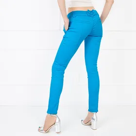 Damskie materiałowe spodnie z niskim stanem w kolorze niebieskim - Odzież - Niebieski