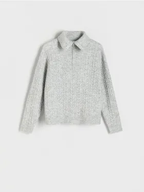 Sweter o swobodnym fasonie, wykonany z gładkiej dzianiny z domiekszą wełny. - jasnoszary