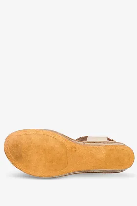 Złote sandały błyszczące na ozdobnym koturnie polska skóra casu 40159