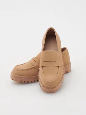 Buty typu loafers, wykonane z imitacji zamszu. - beżowy