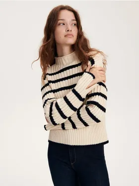 Sweter o klasycznym fasonie, wykonany z prążkowanej dzianiny z domieszką wełny. - wielobarwny