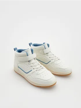Sportowe buty typu sneakers, wykonane z łączonych materiałów. - biały