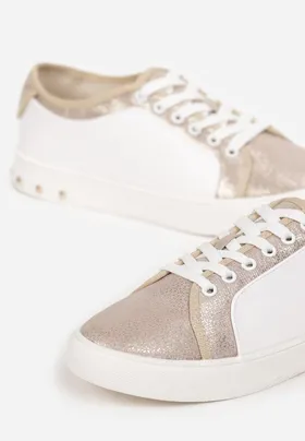Biało-Złote Sneakersy z Ćwiekami na Podeszwie i Błyszczącymi Wstawkami Tilan