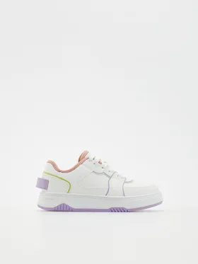 Buty w sportowym stylu, wykonane z łączonych materiałów. - biały
