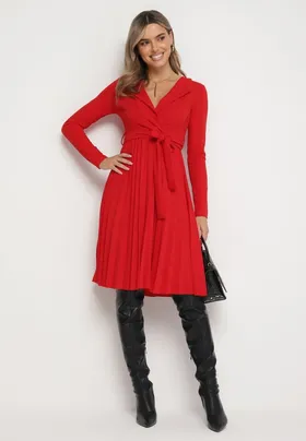 Czerwona Midi Sukienka z Plisowanym Dołem i Kopertowym Dekoltem z Materiałowym Paskiem Obebba