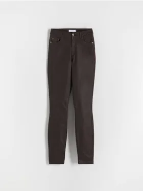Spodnie o dopasowanym fasonie push up, wykonane z woskowanej tkaniny na bazie wiskozy. - ciemnobrązowy