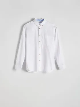 Koszula o regularnym kroju, wykonana z bawełnianej tkaniny. - biały