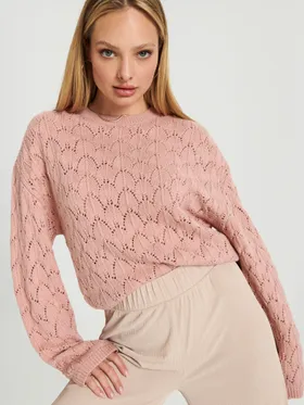 Sweter w ażurowe wzory wykonany z łatwego w pielęgnacji materiału. - różowy