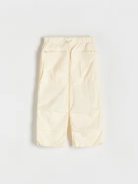 Spodnie o regularnym fasonie, wykonane z tkaniny. - żółty