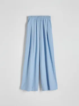 Spodnie o swobodnym fasonie, wykonane z gładkiej i przyjemnej w dotyku tkaniny. - jasnoniebieski