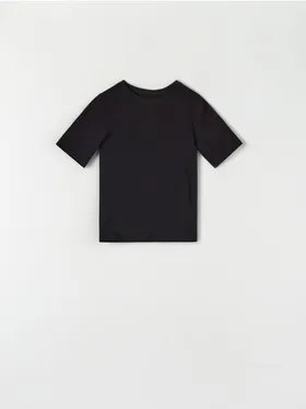 Wygodna koszulka uszyta z materiału zawierającego przyjemną dla skóry bawełnę i elastyczne włókna. - czarny
