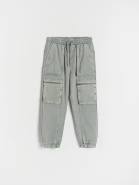Spodnie typu jogger wykonane z miękkiej, bawełnianej dzianiny. - zielony
