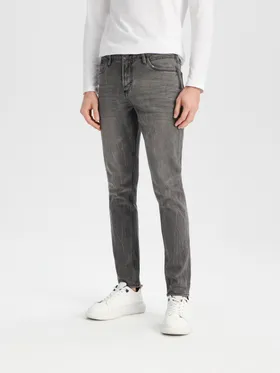 Wygodne spodnie jeansowe wykonane z bawełnianej tkaniny z dodatkiem elastycznych włókien. - szary