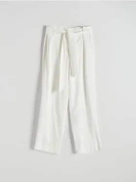 Spodnie o swobodnym fasonie, uszyte z wiskozy. - biały