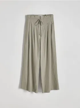 Spodnie o sowbodny fasonie, uszyte z tkaniny z lnem oraz wiskozą. - jasnozielony