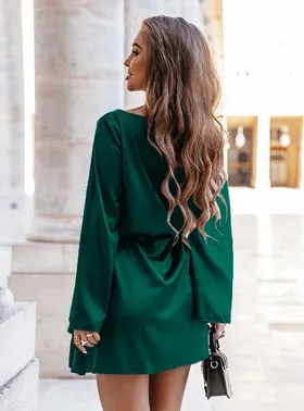 Atłasowa sukienka z paskiem Sherron - butelkowa zieleń - butelkowa zieleń