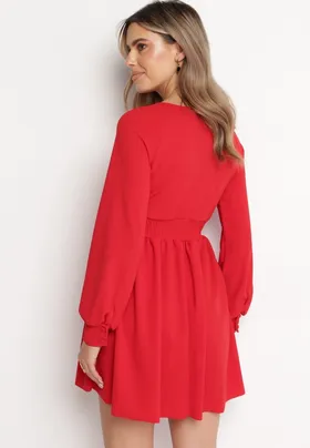 Czerwona Rozkloszowana Sukienka Mini z Głębokim Dekoltem Ozdobiona Marszczeniem i Guzikami Jerikan