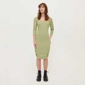Zielona sukienka z dekoltem karo - Zielony