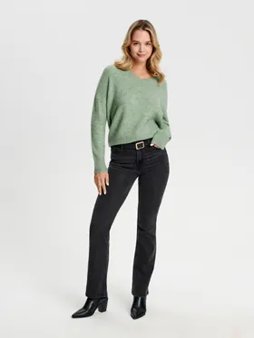 Miękki, prążkowany sweter uszyty z lekkiego, szybkoschnącego materiału z domieszką elastycznych włókien. - zielony