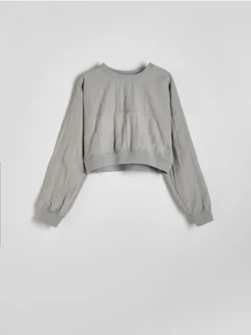 Bluza o krótszym, swobodnym fasonie, wykonana z łączonych materiałów. - jasnoszary