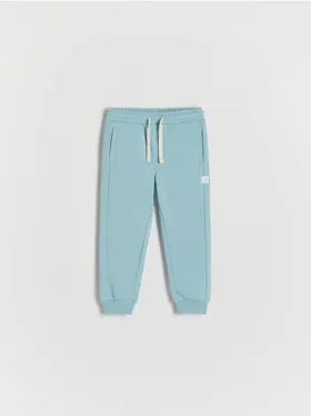 Spodnie typu jogger, wykonane z przyjemnej w dotyku, bawełnianej dzianiny. - niebieski