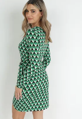 Zielona Dopasowana Sukienka w Geometryczny Wzór z Ozdobnym Wiązaniem Ashlesha