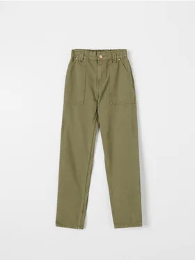 Wygodne jeansy z lekko zwężanymi nogawkami i elastyczną talią. - zielony