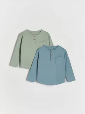 Koszulka typu longsleeve o regularnym kroju, uszyta z przyjemnej w dotyku, bawełnianej dzianiny. - jasnozielony