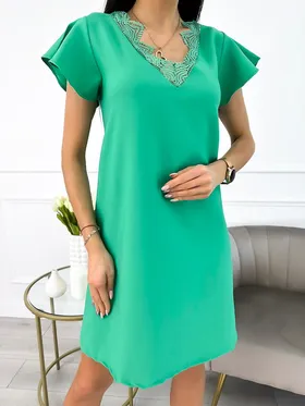 Zielona Sukienka z Koronkowym Dekoltem
