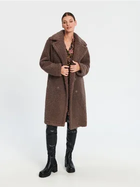 Dwurzędowy płaszcz teddy w kolorze brązowym. - brązowy