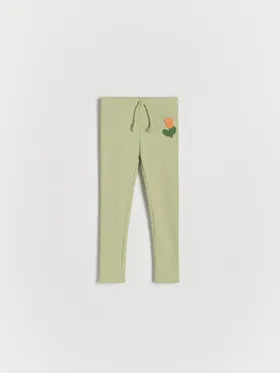Spodnie typu legginsy, wykonane z bawełnianej dzianiny. - jasnozielony