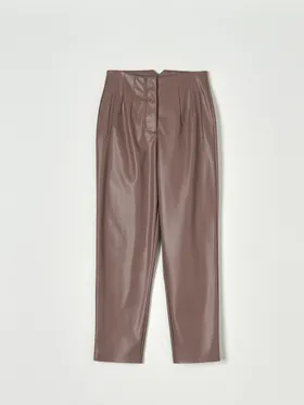 Eleganckie spodnie cygaretki z ozdobnymi przeszyciami uszyte z imitacji skóry. - brązowy