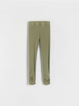 Spodnie o dopasowanym kroju, wykonane z prążkowanej, bawełnianej dzianiny. - zielony
