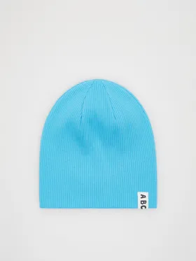 Prążkowana czapka z naszywką - Niebieski